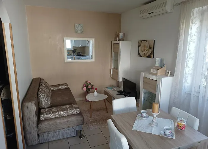 Luka Apartment *
